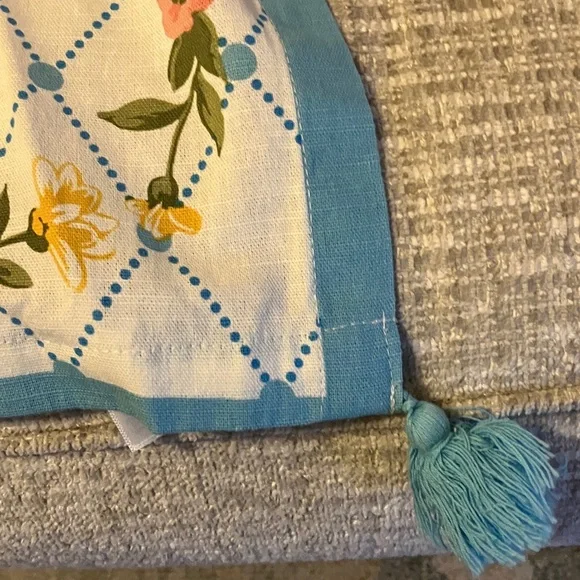 The Pioneer Woman Floral 4’ x 4’ tablecloth EUC - Picture 3 of 4